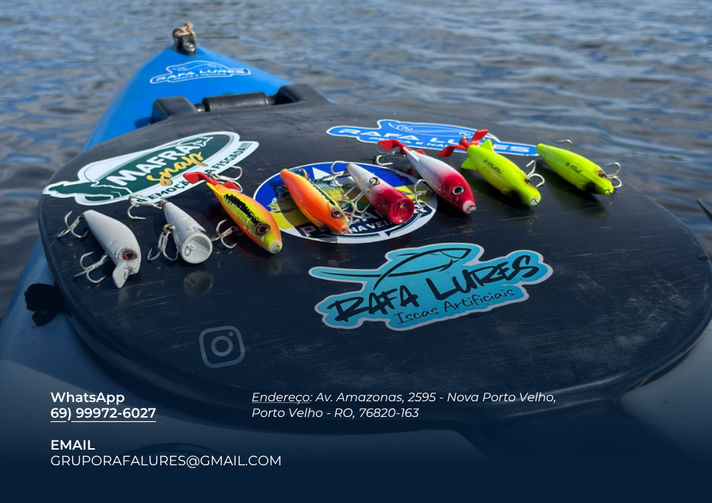 Caiaque com adesivos da Rafa Lures e linha completa de iscas no rio